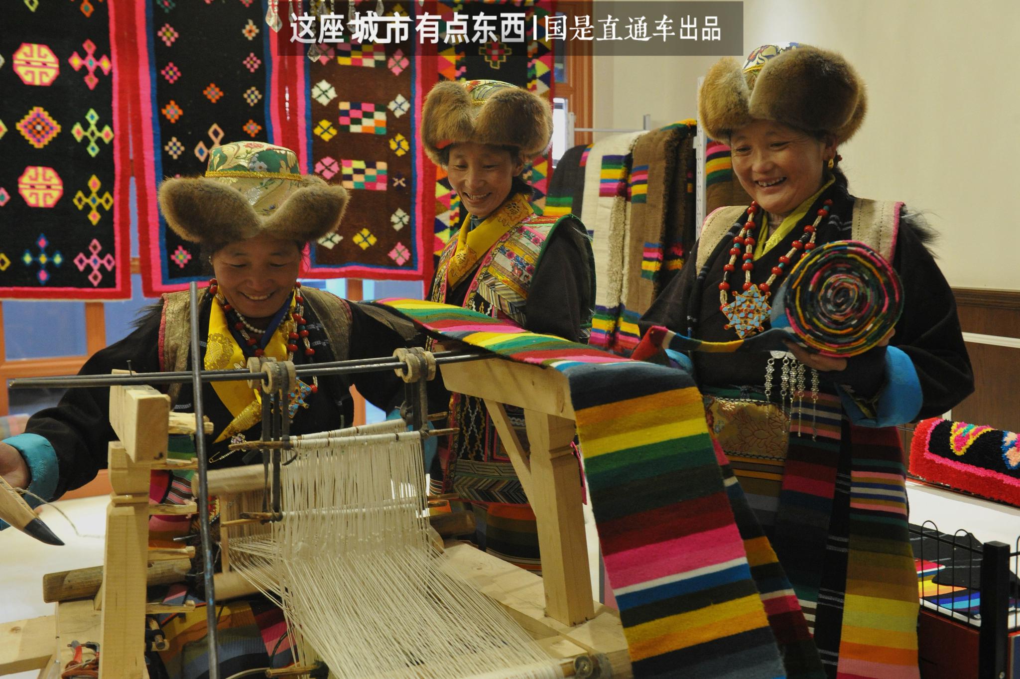 (材料图)山北市直紧县邱多江城江塘村互助社的农牧平易近身着平易近族艳服现场涌现黑色氆氇战守旧躲毯武艺编织。中新社记者 赵朗 摄